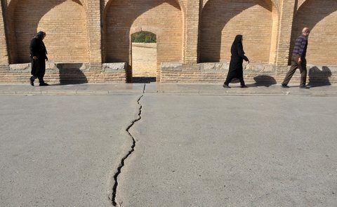 ترک عرضی و فرونشست پل خواجو در اصفهان به دلیل خشکی زاینده رود